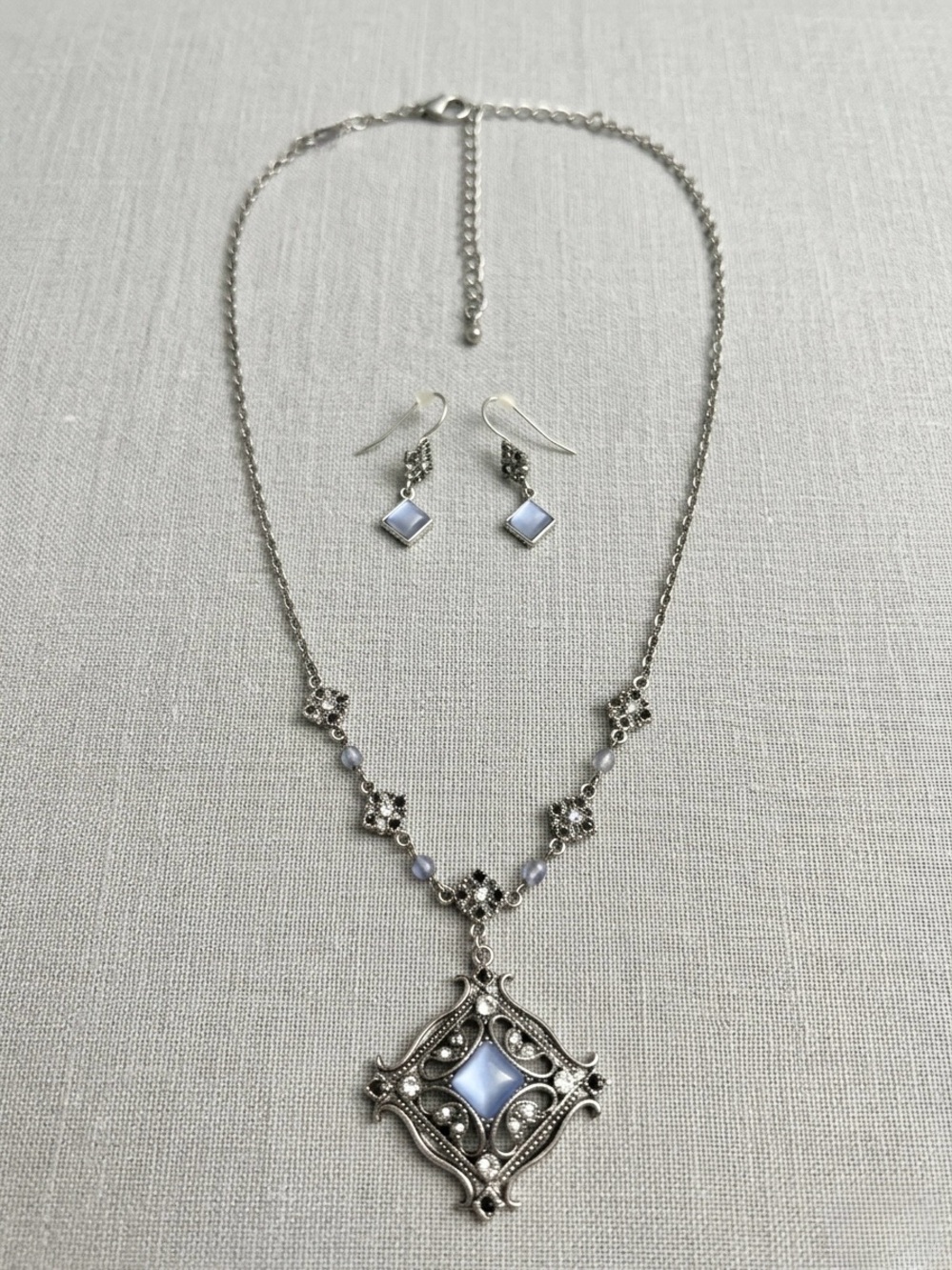 Vintage 1974 Avon Necklace and Earring set